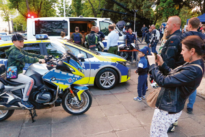 osoby odwiedzające budynek komendy głównej policji oglądają wystawy policyjne