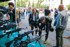 osoby odwiedzające budynek komendy głównej policji oglądają wystawy policyjne