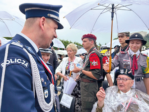 komendant rozmawia z kombatantami polskiej armii z II wojny Światowej