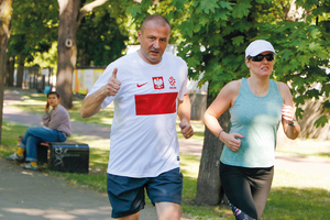 sportowcy biegną w parku w grupach i po dwie osoby