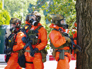 policjanci BOA ubrani w specjalne stroje przeciwskarzeniowe