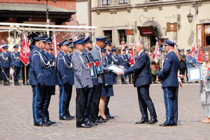 policjanci i ich przełożeni na uroczystości wręczenia statuetek