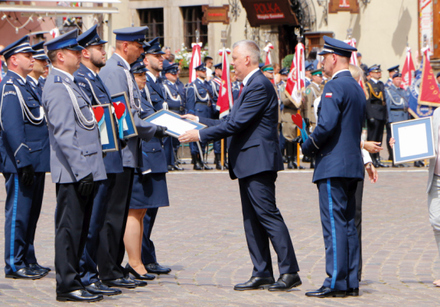 policjanci i ich przełożeni na uroczystości wręczenia statuetek