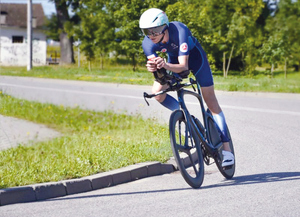 rowerzysta szybko pokonuje zakręt na wyścigowym rowerze