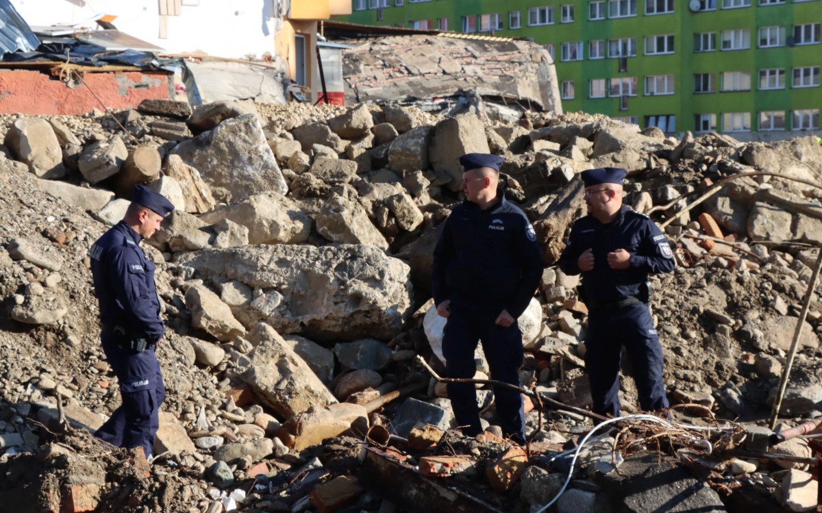 powódz policjanci na ruinach postewrunku