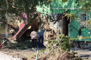 policjanci podczas działań w powodzi w Stroniu Śląskim i zniszczenia wyrządzone prtzez wodę