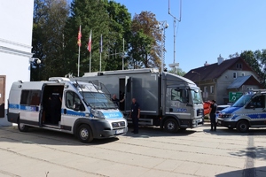 policjanci podczas działań w powodzi w Stroniu Śląskim i zniszczenia wyrządzone prtzez wodę