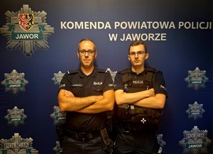 policjanci stoją przy radiowozach i przy ścianach i tyłem do budynków, pozują do zdjęcia na zewnątrz i wewnątrz,