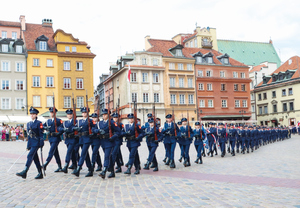 Pododdział z Radomia defiluje na placu Zamkowym w Warszawie podczas centralnych obchodów Święta Policji