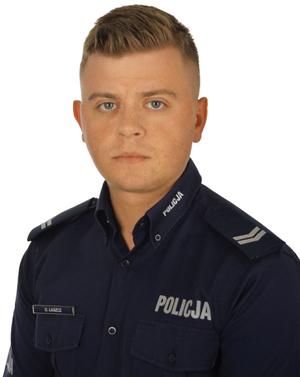 sierż. sztab. Dawid Łaszcz policjanci bohaterowie artykułu w radiowozach i obok, przed budynkami oraz ich portrety