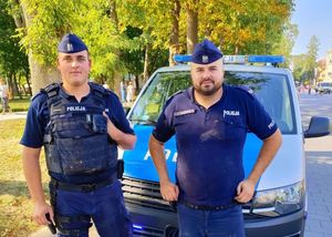 st. sierż. Łukasz Zawada i st. post. Patryk Lech policjanci bohaterowie artykułu w radiowozach i obok, przed budynkami oraz ich portrety