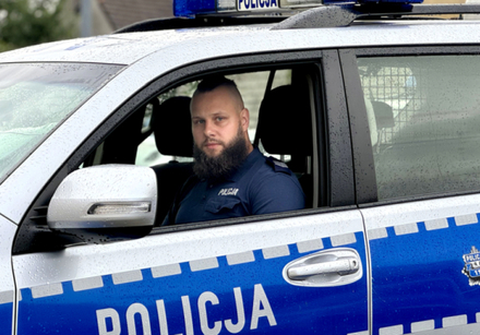 policjanci bohaterowie artykułu w radiowozach i obok, przed budynkami oraz ich portrety