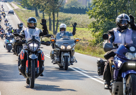 motocyjkke na drodze poruszają się w kolumnie