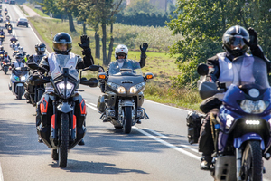 motocyjkke na drodze poruszają się w kolumnie