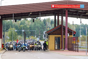 motocyjkke na drodze poruszają się w kolumnie