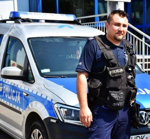 policjanci przy radiowozie