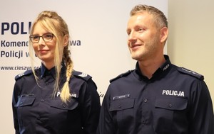 policjanci pozują do zdjęcia na tle ściany