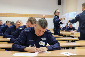 policjanci w salach udają dyżyrnych w konkursie jako uczestnicy