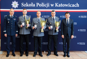 policjanci w salach udają dyżyrnych w konkursie jako uczestnicy