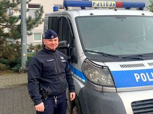 policjaNCI Z MATERIAŁU STOJą przy radiowozach w budynkach i obok nich