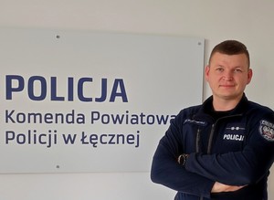 policjaNCI Z MATERIAŁU STOJą przy radiowozach w budynkach i obok nich