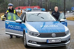 działania policji w kooperacji z innymi państwani UE. Policjanci w radiowozach, na koniach, konferencjach i akcjach dynamicznych