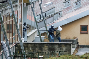 policjanci służb specjalnych ćwiczą działania w budynkach w lesie i terenie trudnym osłaniając się tarczami i nawzajem zawsze panując nad sytuacją