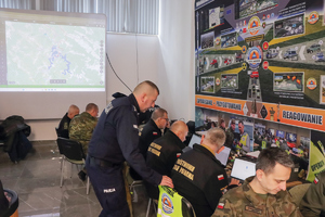 policjanci służb specjalnych ćwiczą działania w budynkach w lesie i terenie trudnym osłaniając się tarczami i nawzajem zawsze panując nad sytuacją