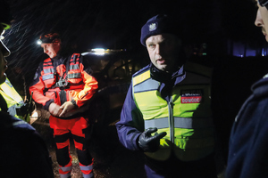 policjanci służb specjalnych ćwiczą działania w budynkach w lesie i terenie trudnym osłaniając się tarczami i nawzajem zawsze panując nad sytuacją