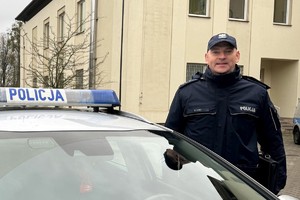 st. asp. Grzegorz Licki poliocjanci z materiału stoją przy radiowozach, budynkach, w pomieszczeniach. Wszystko po to, by można zobaczyć ich twarze i wiedzieć kto ratował osoby z historii