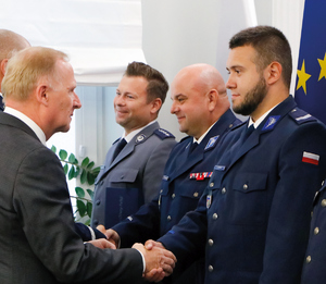 Mł. asp. Leśniak odbiera gratulacje od ważnej osoby z MSWiA