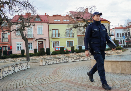 zdjęcvia z komisariatu w zabnie ukazujące pracę policjantów w swoich rejonach pracy