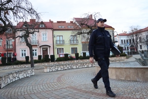 zdjęcvia z komisariatu w zabnie ukazujące pracę policjantów w swoich rejonach pracy