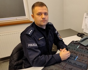 policjanci z materiału stoją przy radiowozach, budynkach i ścianach. Patrzą w obiektyw prezentując swoje sylwetki