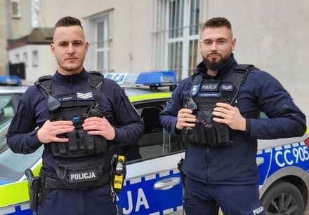 policjanci z materiału stoją przy radiowozach, budynkach i ścianach. Patrzą w obiektyw prezentując swoje sylwetki