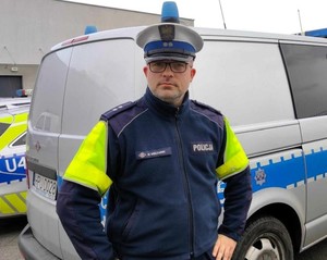 policjanci z materiału stoją przy radiowozach, budynkach i ścianach. Patrzą w obiektyw prezentując swoje sylwetki