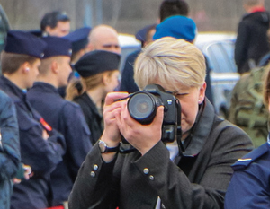 Iza Pajdała-Kusińska robi zdjęcie aparatem przy oku