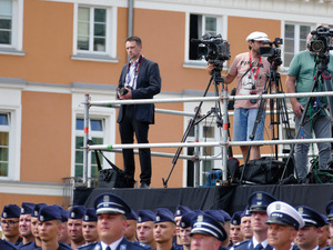 Tomasz Dąbrowski stoi na platformie dla reporterów