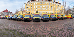 karetki stoją w szeregu przed budynkiem