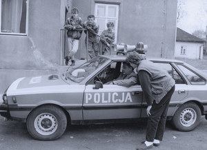 stare zdjęcia RADIOWOZU POLONEZ i policjantów obok