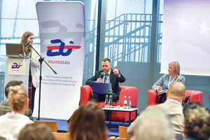 logo i spotkanie w sali konferencyjnej 1 osoba mówi reszta słucha