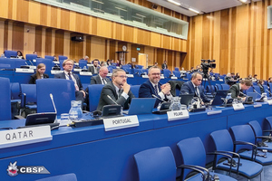 sala konferencyjna wielu policjant na sali w ubraniach cywilnych
