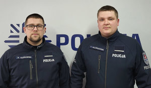 policjanci w radiowozach i obok nich. W budynkach i obok nich. bohaterowie materiału