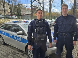 policjanci w radiowozach i obok nich. W budynkach i obok nich. bohaterowie materiału