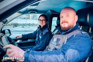 policjanci w radiowozach i obok nich. W budynkach i obok nich. bohaterowie materiału