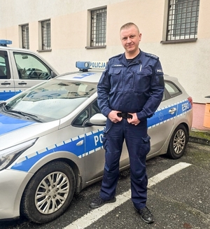 policjanci w radiowozach i obok nich. W budynkach i obok nich. bohaterowie materiału