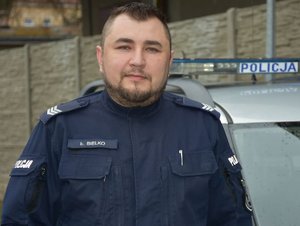 policjanci w radiowozach i obok nich. W budynkach i obok nich. bohaterowie materiału