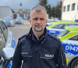 policjanci w radiowozach i obok nich. W budynkach i obok nich. bohaterowie materiału