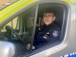 policjanci w radiowozach i obok nich. W budynkach i obok nich. bohaterowie materiału