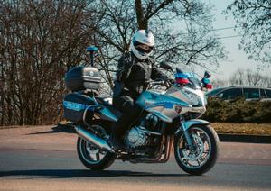 policjantki motocyklistki ze swoimi motocyklami na drodze, parkingu i na służbie